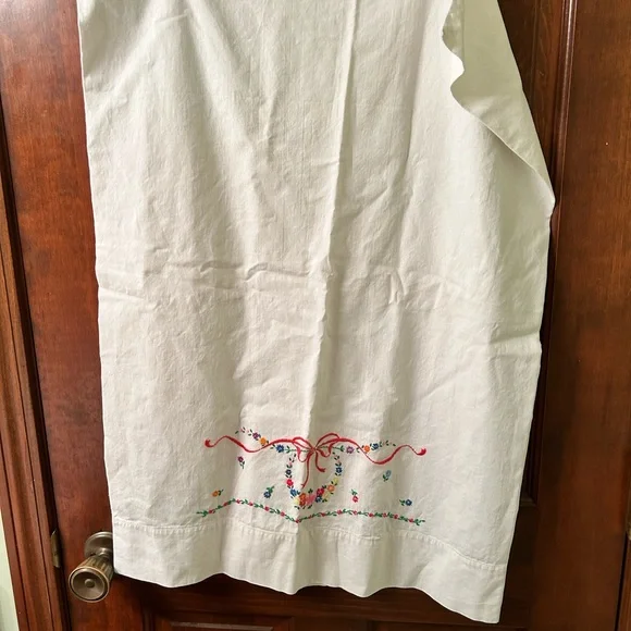 VTG Embroidered Wreath and floral pillowcase. Queen size - Picture 3 of 6